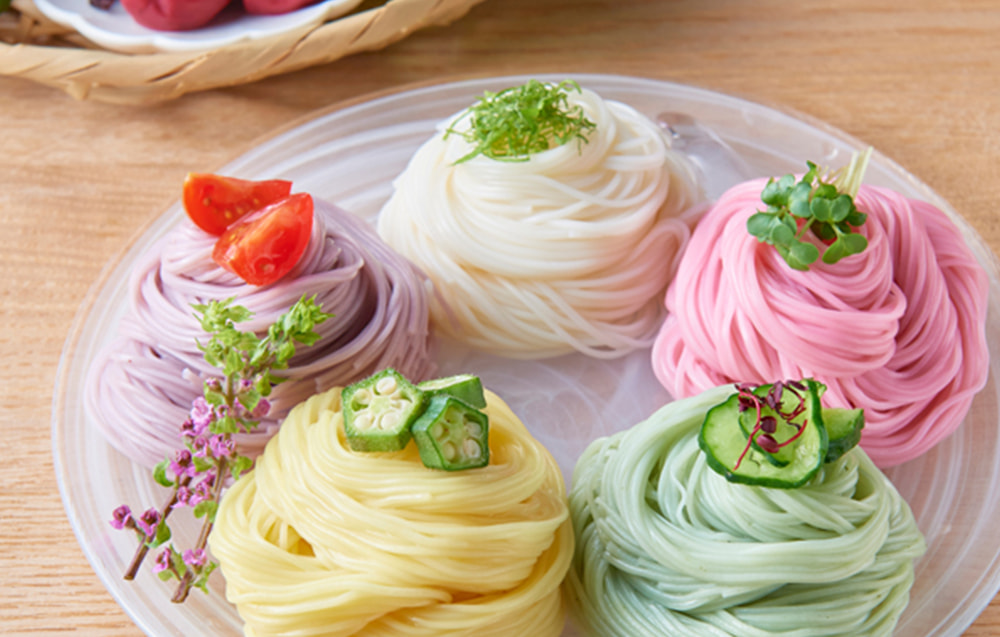 贈り物だからこそ華やかに。食卓に花咲く、５色のそうめん。