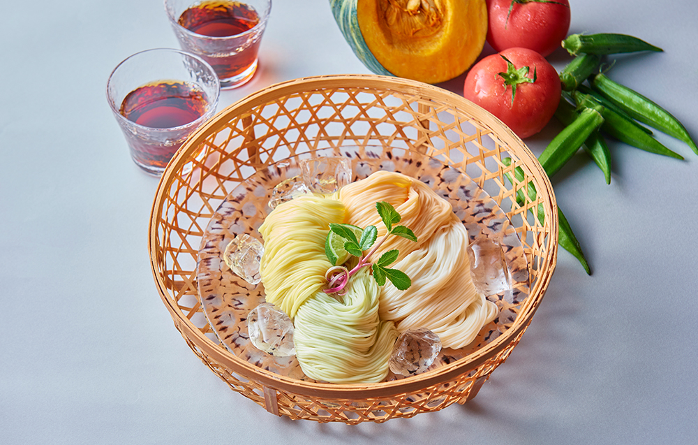 夏野菜のカラーで食卓華やぐ♪［三輪そうめん小西］の“おもてなし”素麺