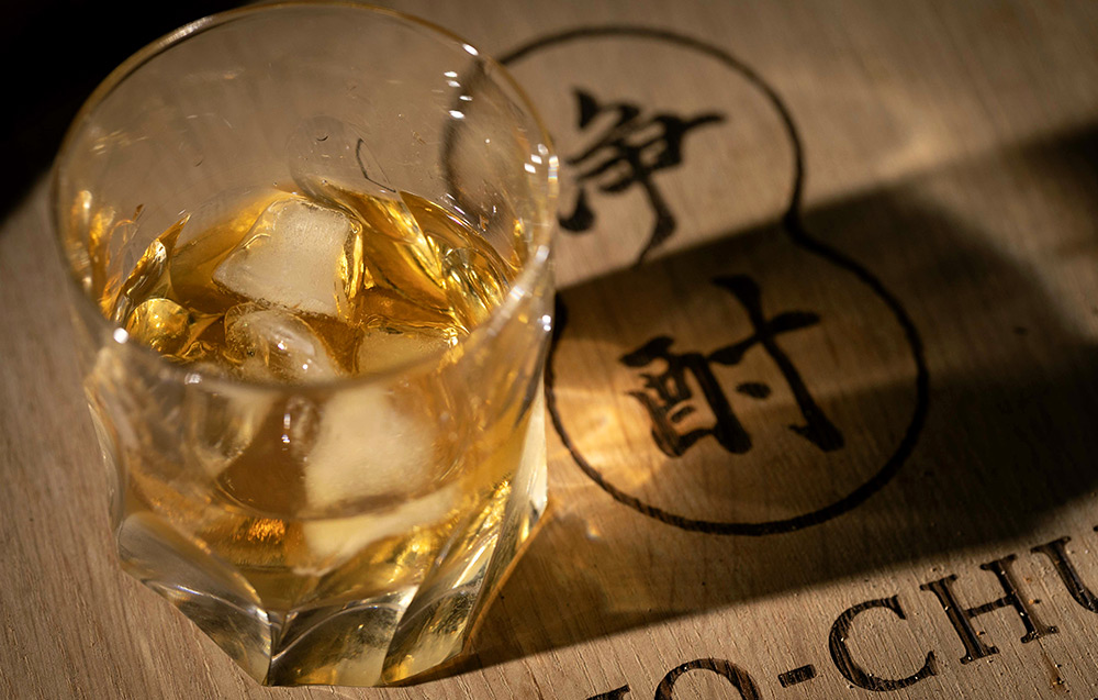 日本酒の価値を再定義する。[ナオライ]の技術力と信念がつまった『琥珀浄酎』。